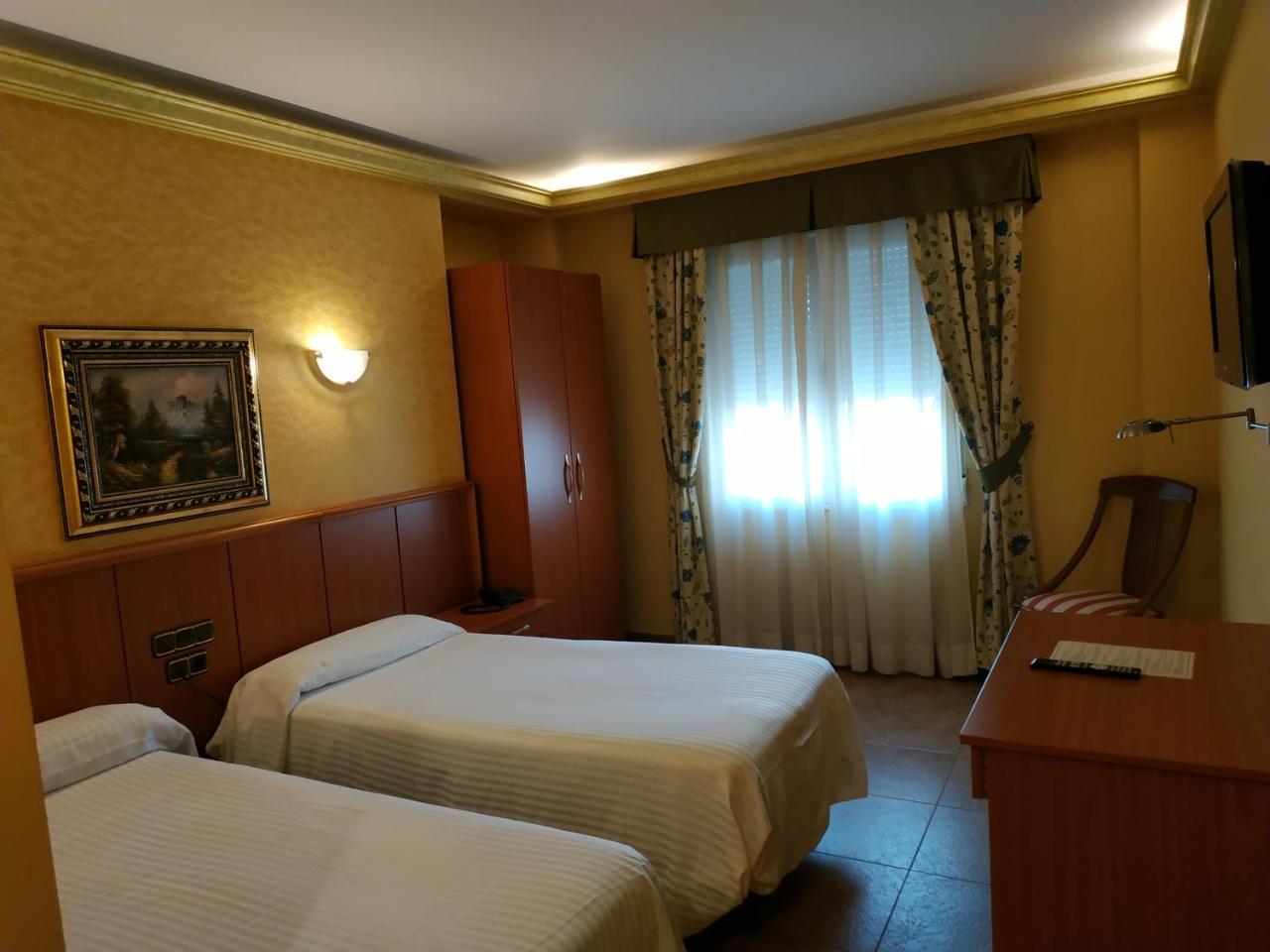 Hotel Real De Castilla Tordesillas Bagian luar foto